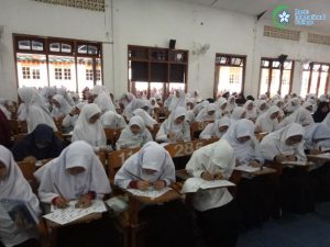 sesi pembelajaran seni khat bersama siswi
